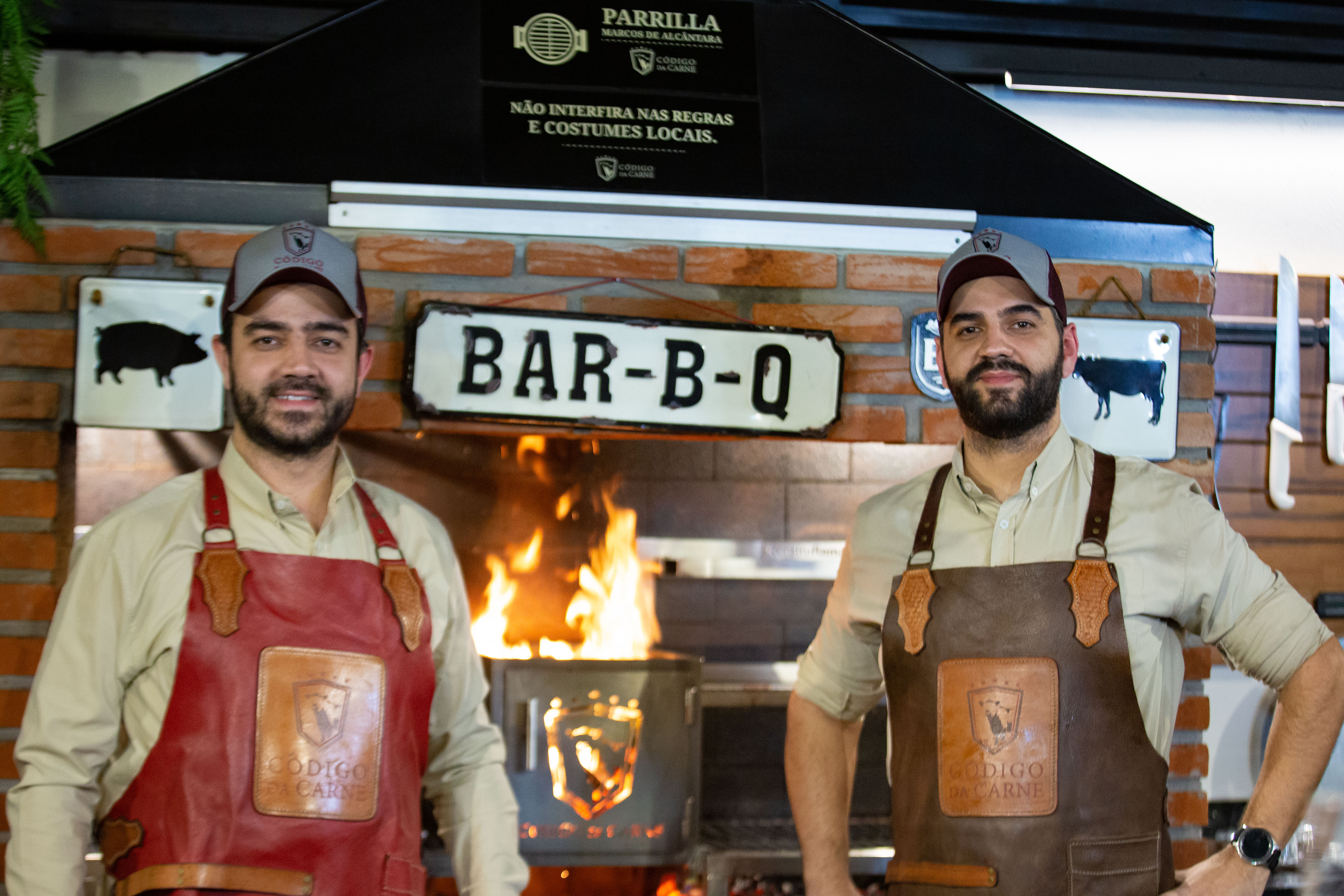 Parrilla acesa na Código da Carne durante preparo